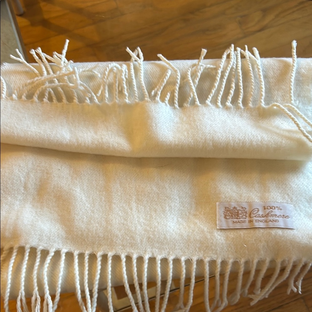 Luxurious White 100% cashmere scarf!! Made in England !!! Never worn